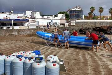 Una lancha neumática con varios jóvenes inmigrantes arriba a la playa de Ojos de Garza/TA.